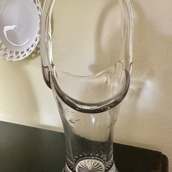 HEISEY GLASS BASKET VASE. CLEAR GLASS WITH ETCHED FLOWER & STEMS. - Picture 5 of 9